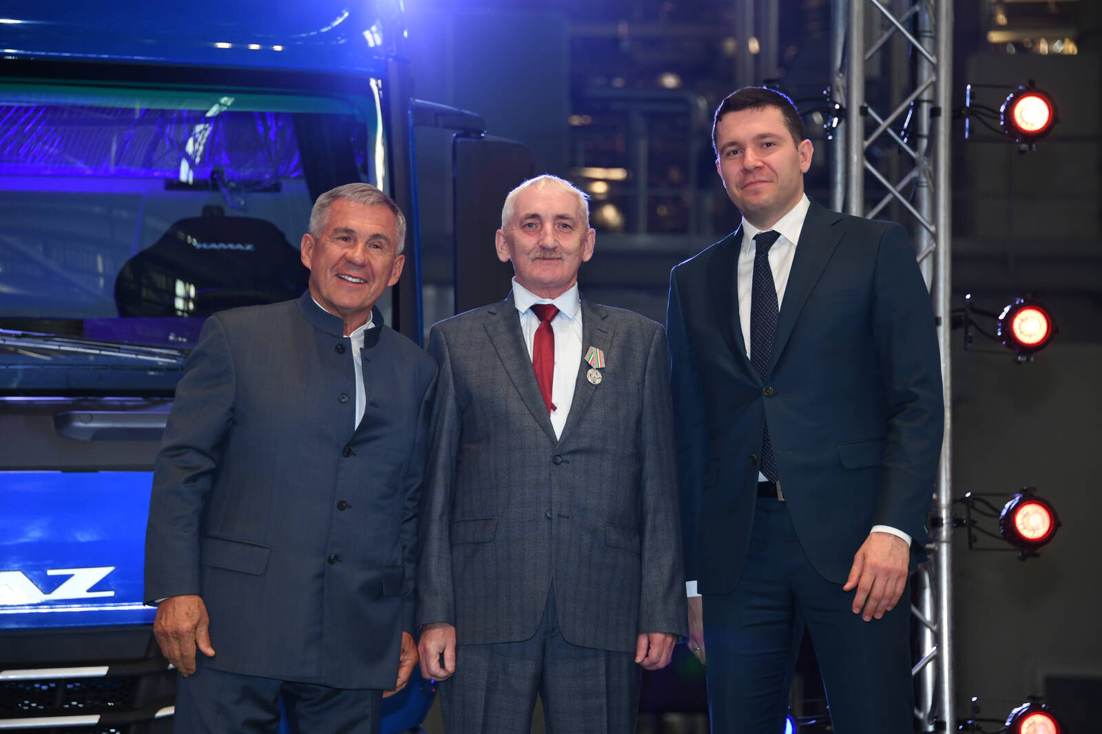 Алиханов протестировал челнинский грузовик и приехал к рабочим на завод Алиханов протестировал челнинский грузовик и приехал к рабочим на завод