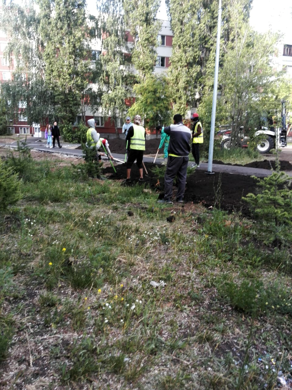 Подрядчики «Нашего двора» крушат сад в 24-м к-се, отвоеванный жителями (видео)