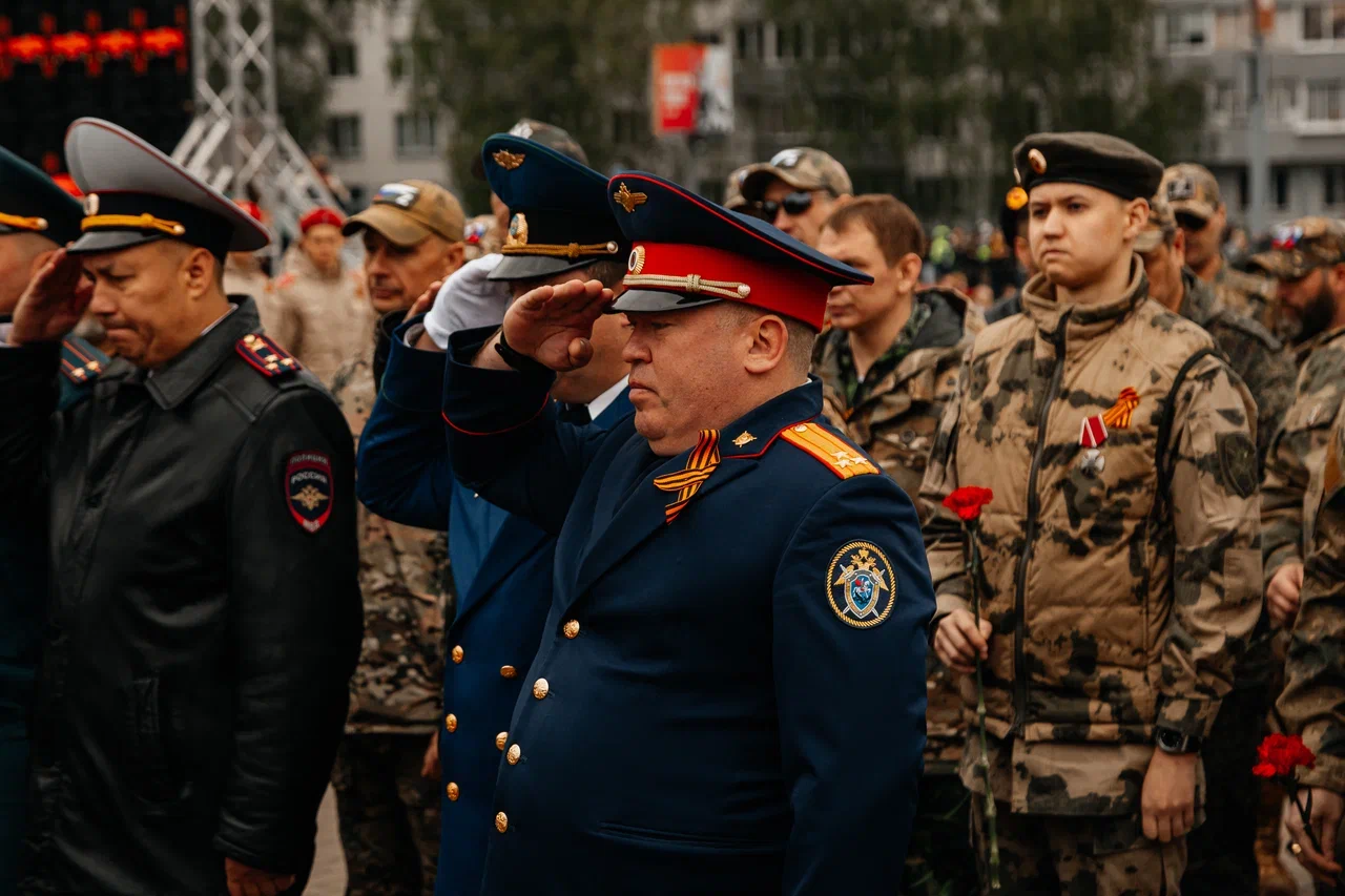 Силовики, депутаты и чиновники: как несли Вахту Памяти в Челнах (фото)