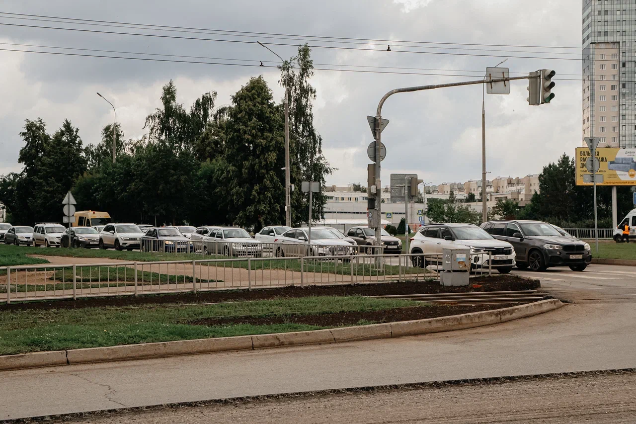 Фото: ремонт дороги затруднил движение на главной транспортной артерии Челнов
