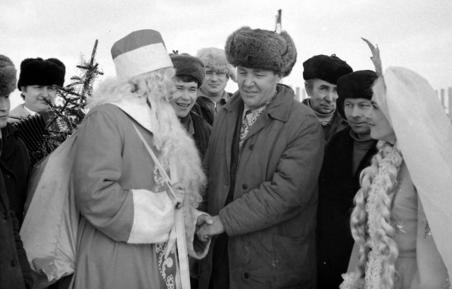 Архив «Камгэсэнергостроя». Дед Мороз у бригады Соловьева