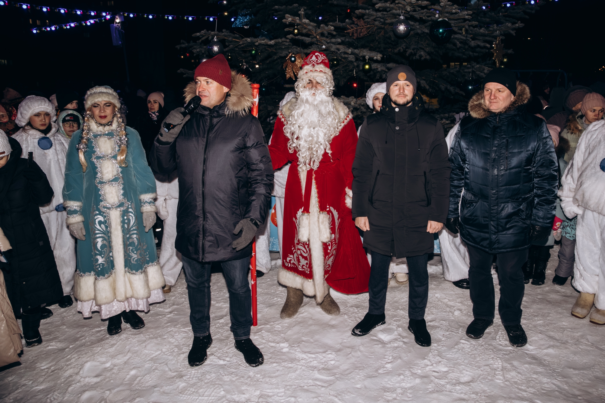 Открытие дворовой елки в 38 комплексе собрало рекордное число жителей