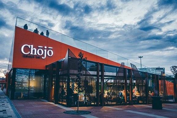 Ресторан Chojo торжественно открыл в центре города стильную летнюю веранду