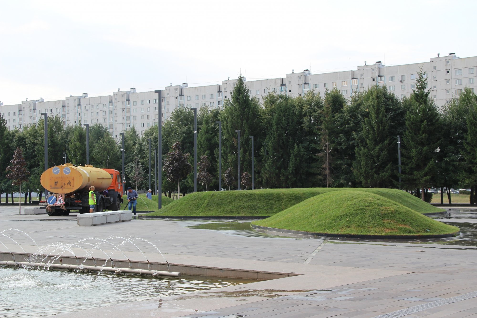 К приезду Минниханова на площади Азатлык «зацвел» газон (фото)