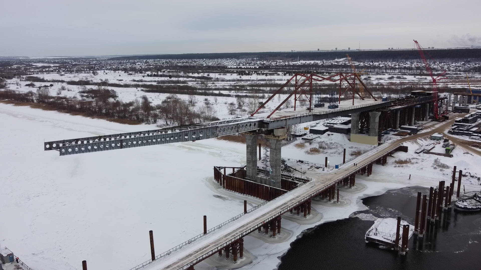 Строители моста через Каму показали, как собирали пролет в 30-градусные морозы