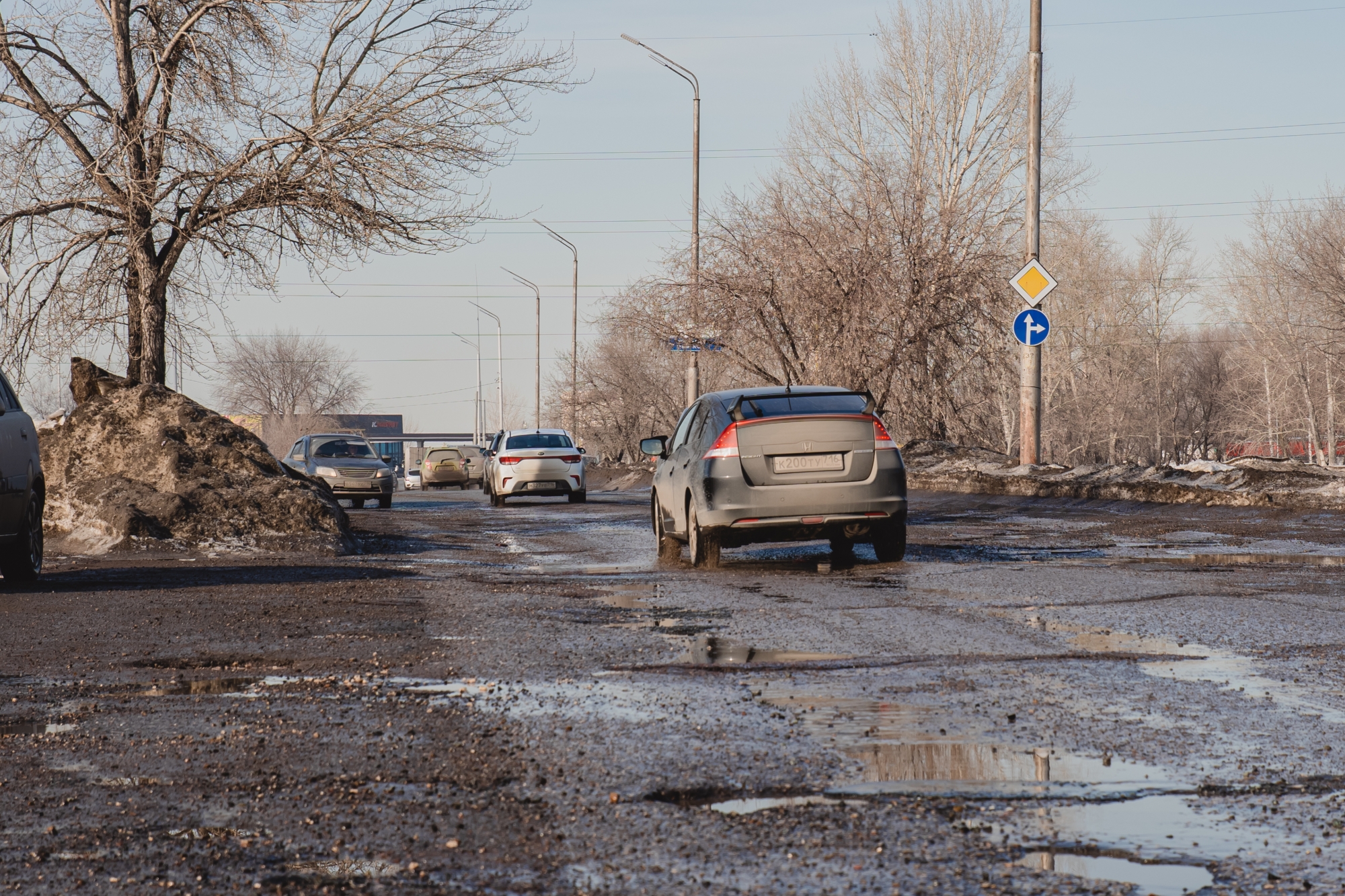 Фото: как выглядят дворы и проспекты Челнов после зимы