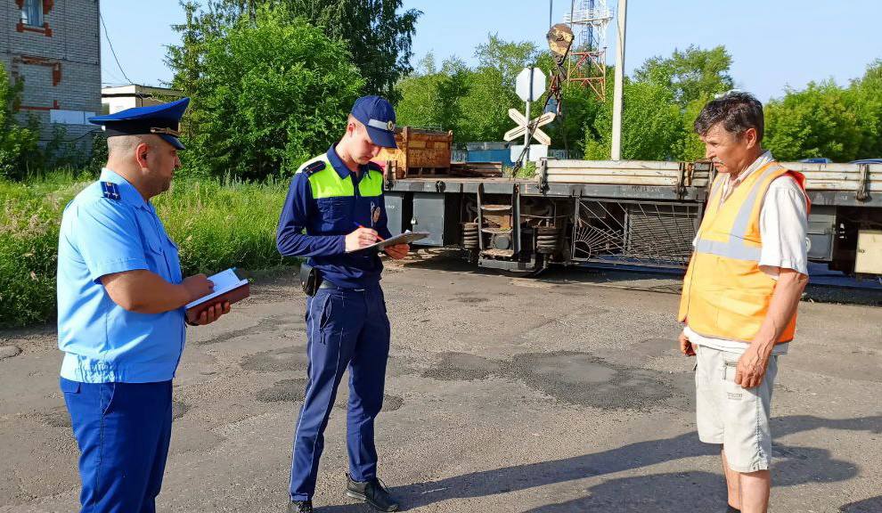 В Челнах авария на железнодорожных путях: машина влетела в мотовоз (фото)