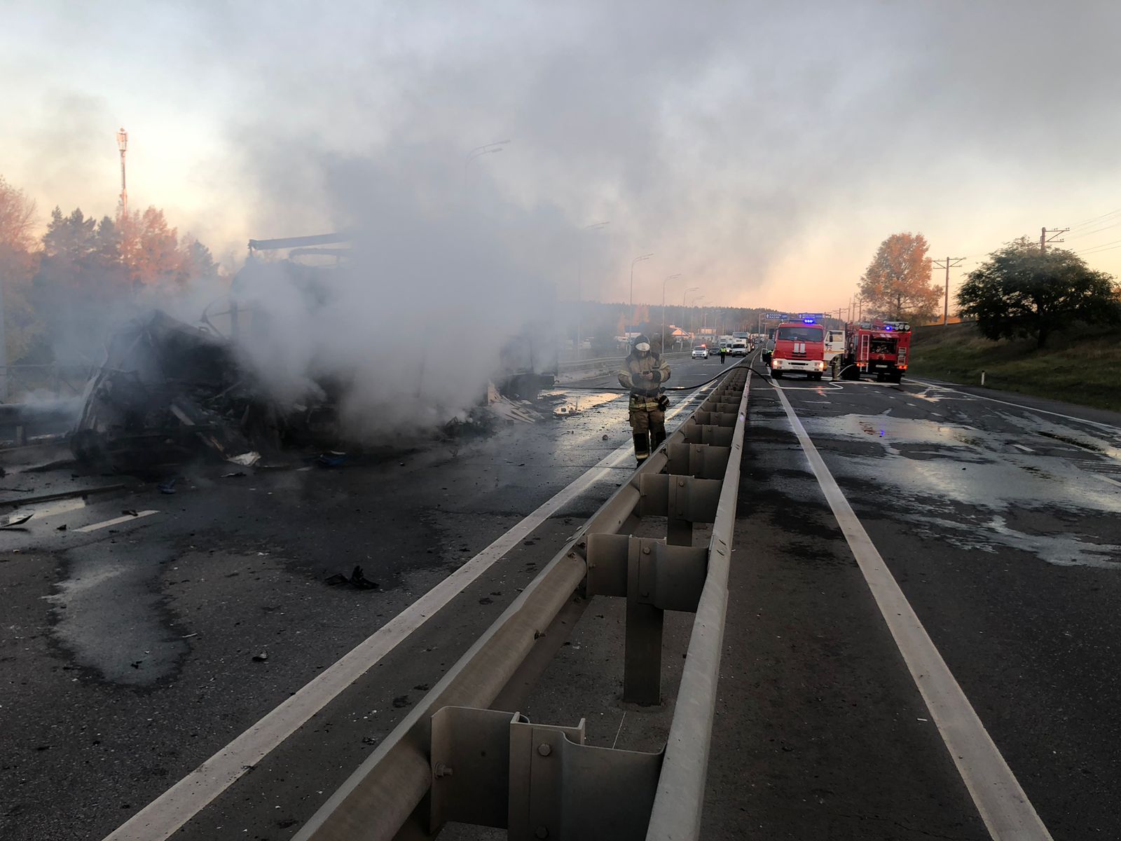 Пострадавшего в ЧП на мосту через Каму водителя переводят в ожоговое отделение