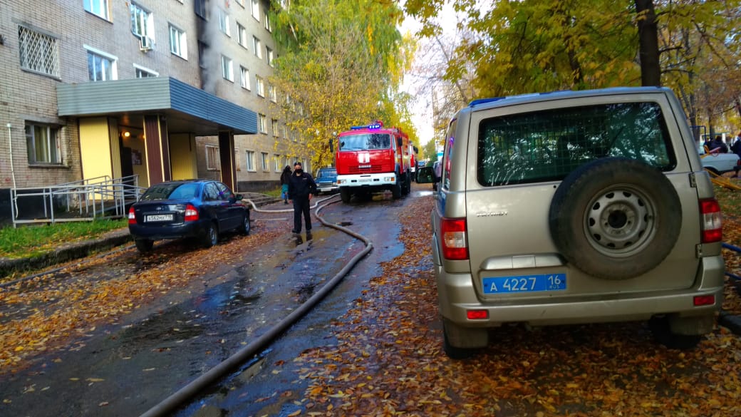 На пожаре в челнинском общежитии погиб человек (фото)
