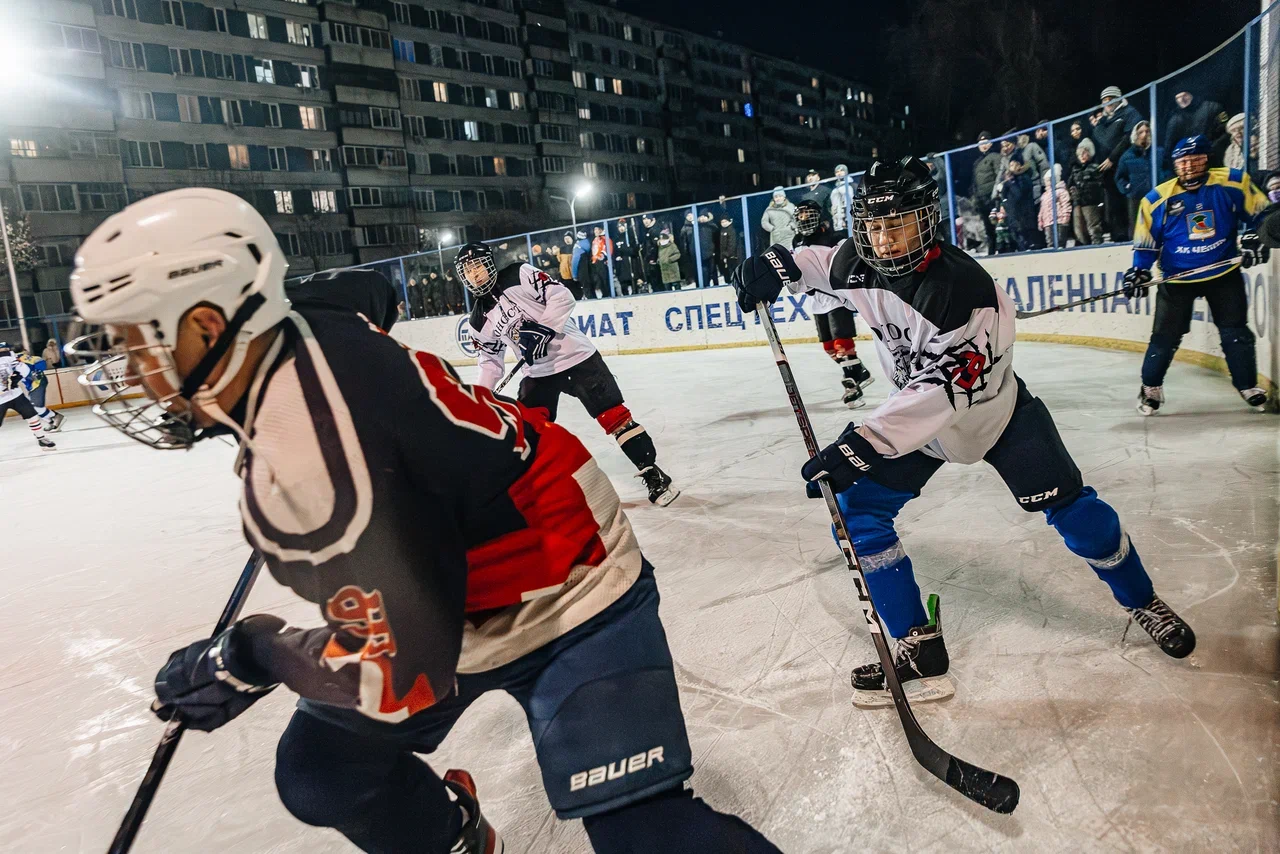 Фото: Данис Зарипов сыграл в дворовый хоккей с челнинскими детьми Фото: Данис Зарипов сыграл в дворовый хоккей с челнинскими детьми