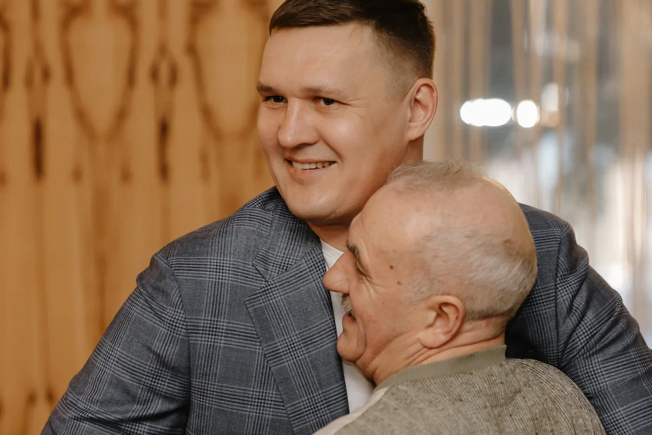 «Они летают на самолетах, а мы ездили на «пазиках». Живут в отелях, а мы – спали в мешках»