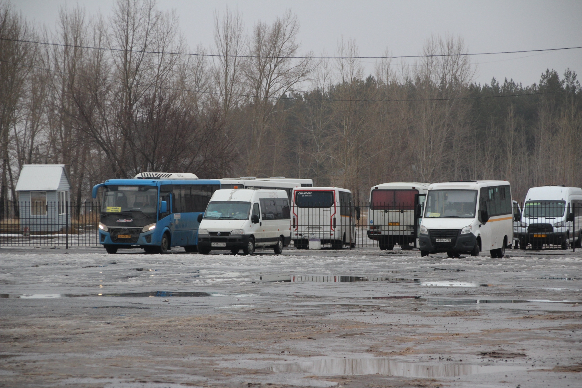 Автобус челны казань восточный. 42 Автобус Казань. Автовокзал Восточный автобусы. У исполкома Челнов нарастают трудности с починкой больших автобусов.