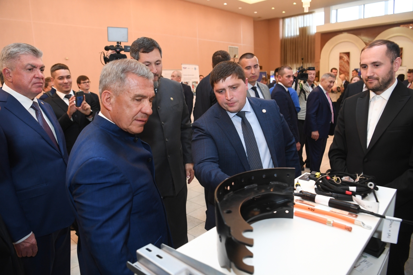 Минниханов в Челнах осмотрел выставку предприятий машиностроения (фото) Минниханов в Челнах осмотрел выставку предприятий машиностроения (фото)