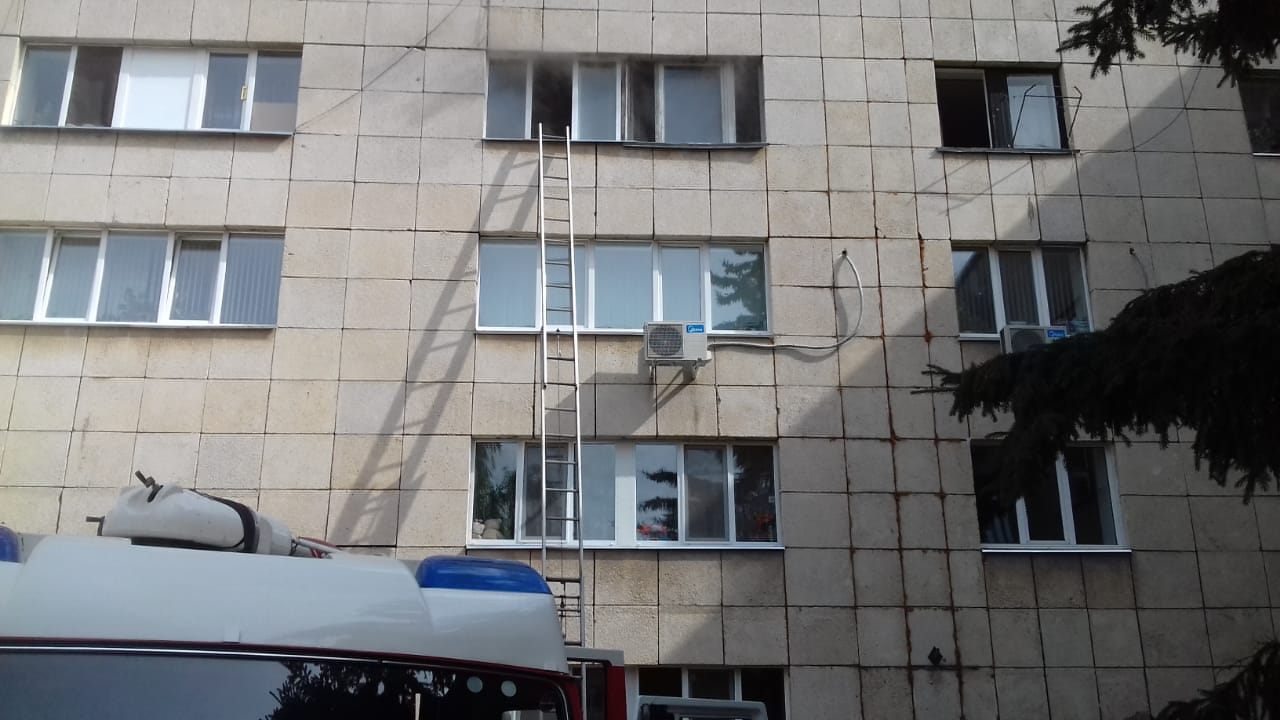 На пожаре в центре Челнов спасли двух человек и имущество на миллион. Фото