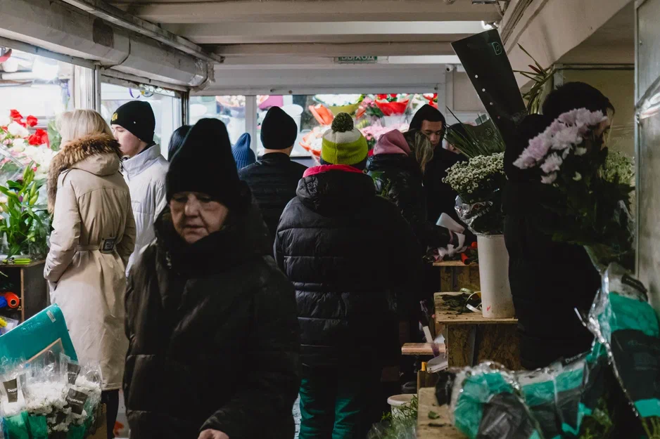 Фото: 8 марта, мужчины и цветы
