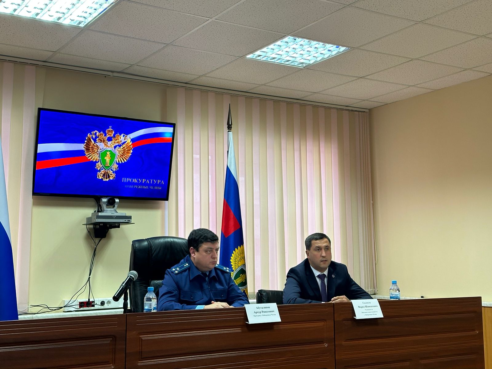 Прокурор Челнов собрал руководителей на совещание из-за жалоб на очистку дорог
