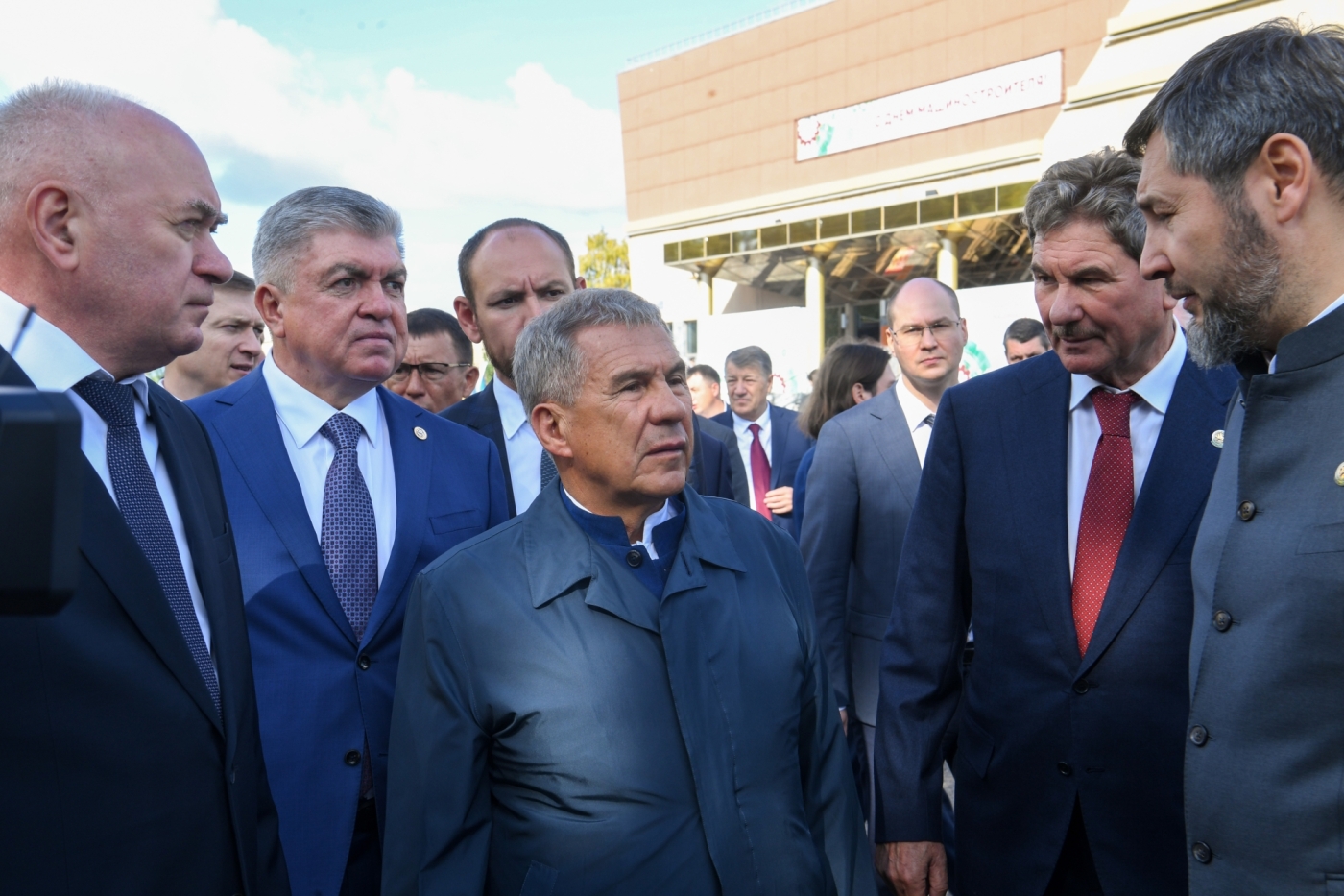 Минниханов в Челнах осмотрел выставку предприятий машиностроения (фото) Минниханов в Челнах осмотрел выставку предприятий машиностроения (фото)
