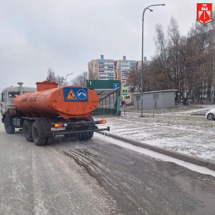 Дорожники вышли на уборку снега с городских дорог – метут и поливают 