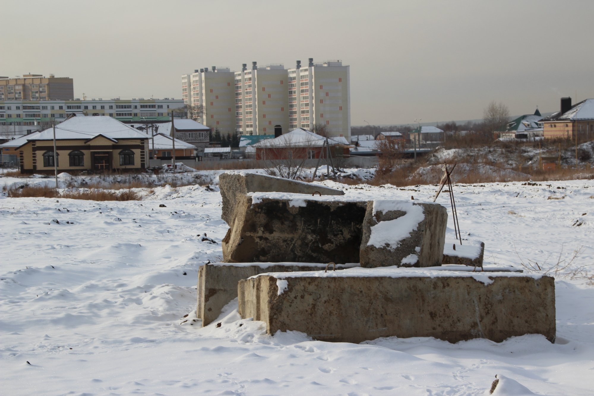 В 68-м комплексе убирают следы провальной стройки (фото)