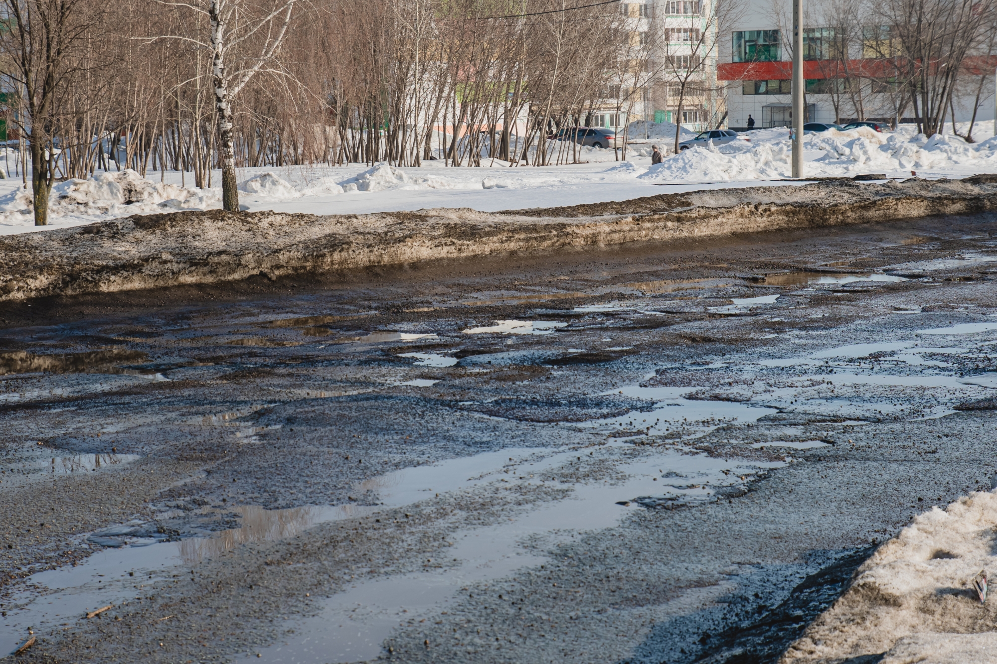 Фото: как выглядят дворы и проспекты Челнов после зимы
