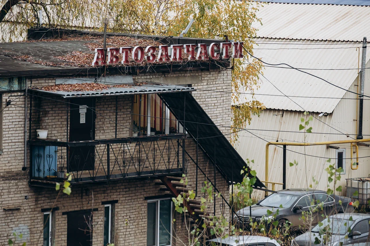«Подъехала машина, там сидел мужчина. Человек в наручниках говорит: «Вот он меня держал»