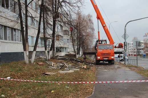 Третий день после трагедии в 48/20: людей пустили в разрушенный подъезд. Фото 