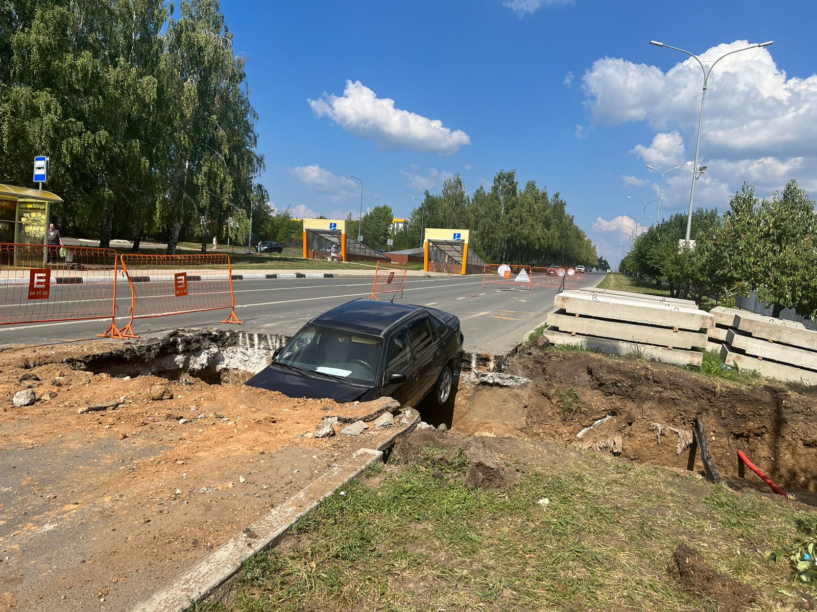 В Челнах машина упала в яму на Московском проспекте (фото)