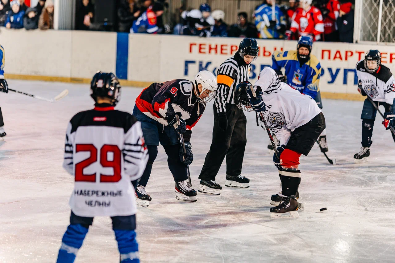 Фото: Данис Зарипов сыграл в дворовый хоккей с челнинскими детьми Фото: Данис Зарипов сыграл в дворовый хоккей с челнинскими детьми