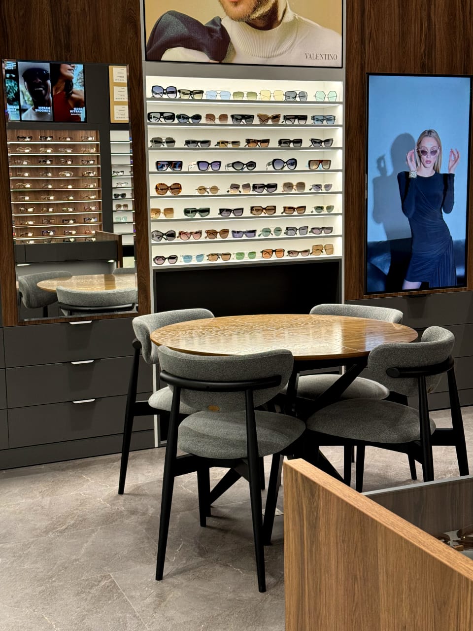 В Челнах открылся магазин брендовой оптики Wood Look В Челнах открылся магазин брендовой оптики Wood Look