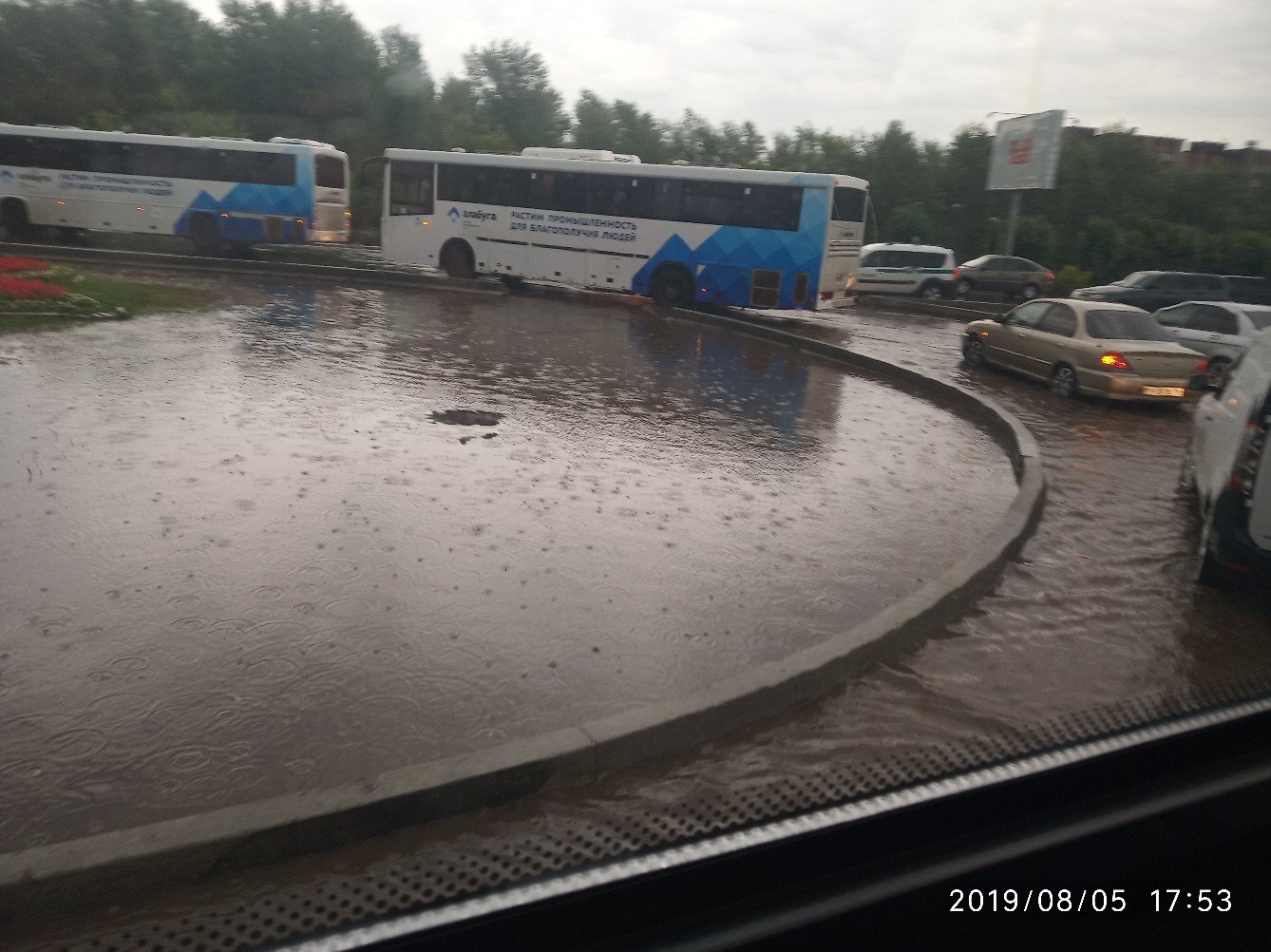 Непогода в Челнах: потоп, разбитые автомобили и трамвайный затор (фото)
