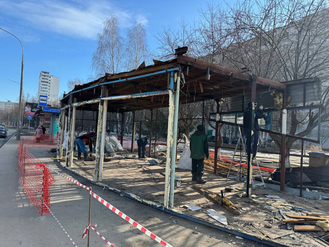 В Челнах сносят очередной «просроченный» павильон - с магазином «Планета цветов»