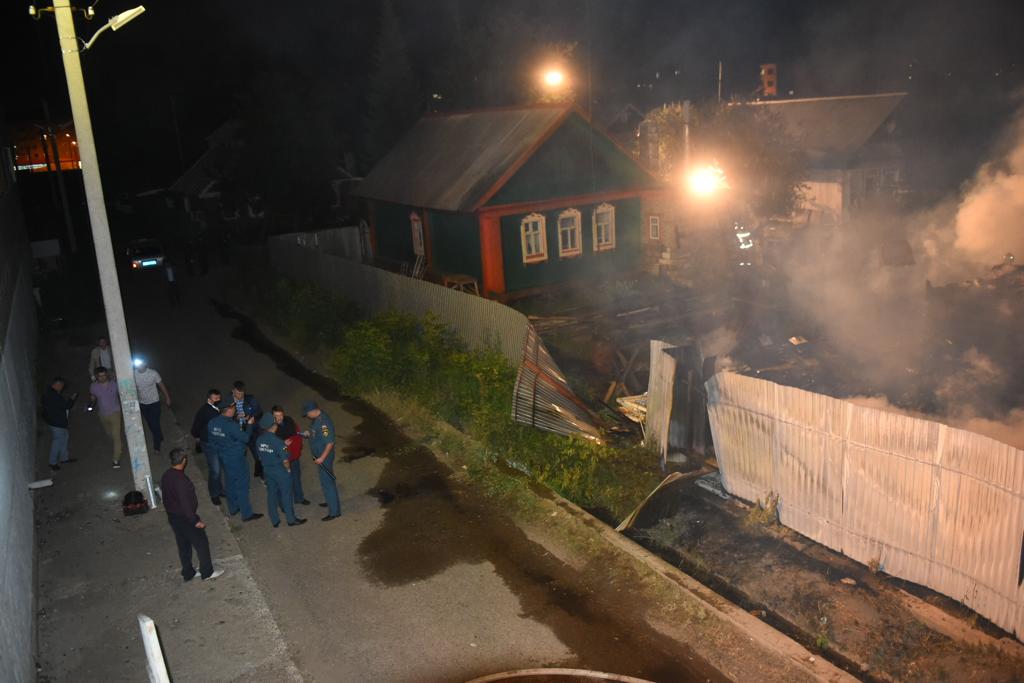 «Шестой дом горит, а у пожарных нет воды» - в Рябинушке раскритиковали спасателей