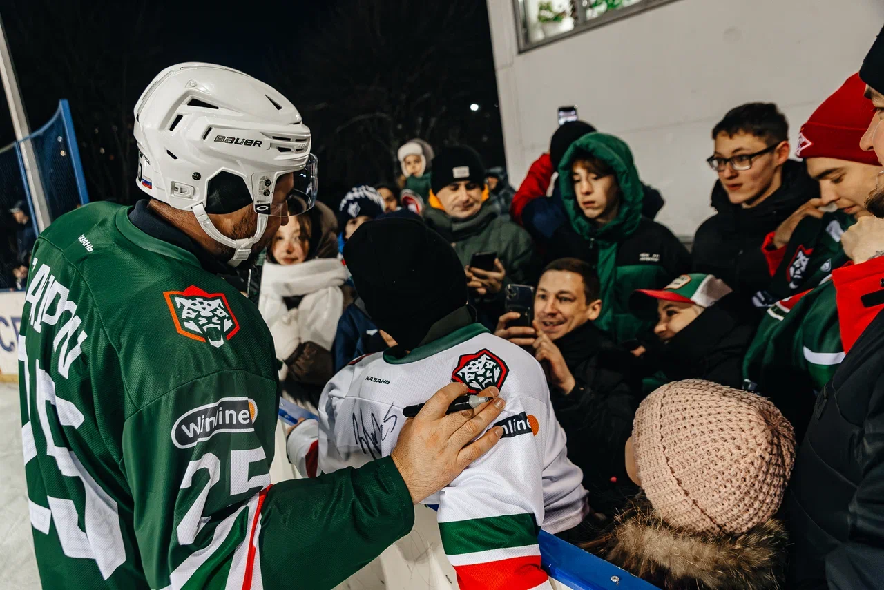 Фото: Данис Зарипов сыграл в дворовый хоккей с челнинскими детьми Фото: Данис Зарипов сыграл в дворовый хоккей с челнинскими детьми