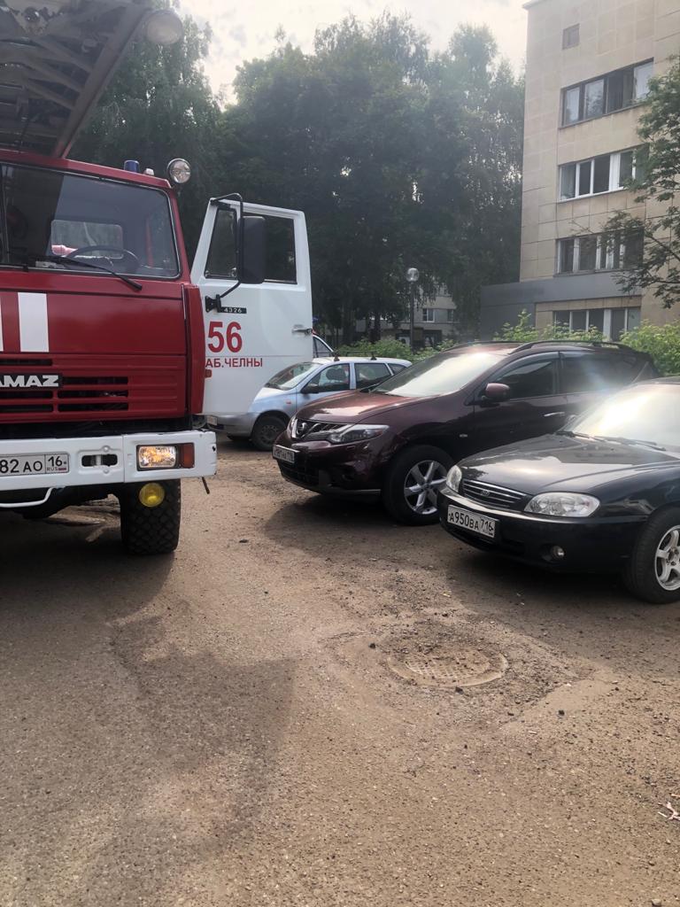 На пожаре в центре Челнов спасли двух человек и имущество на миллион. Фото