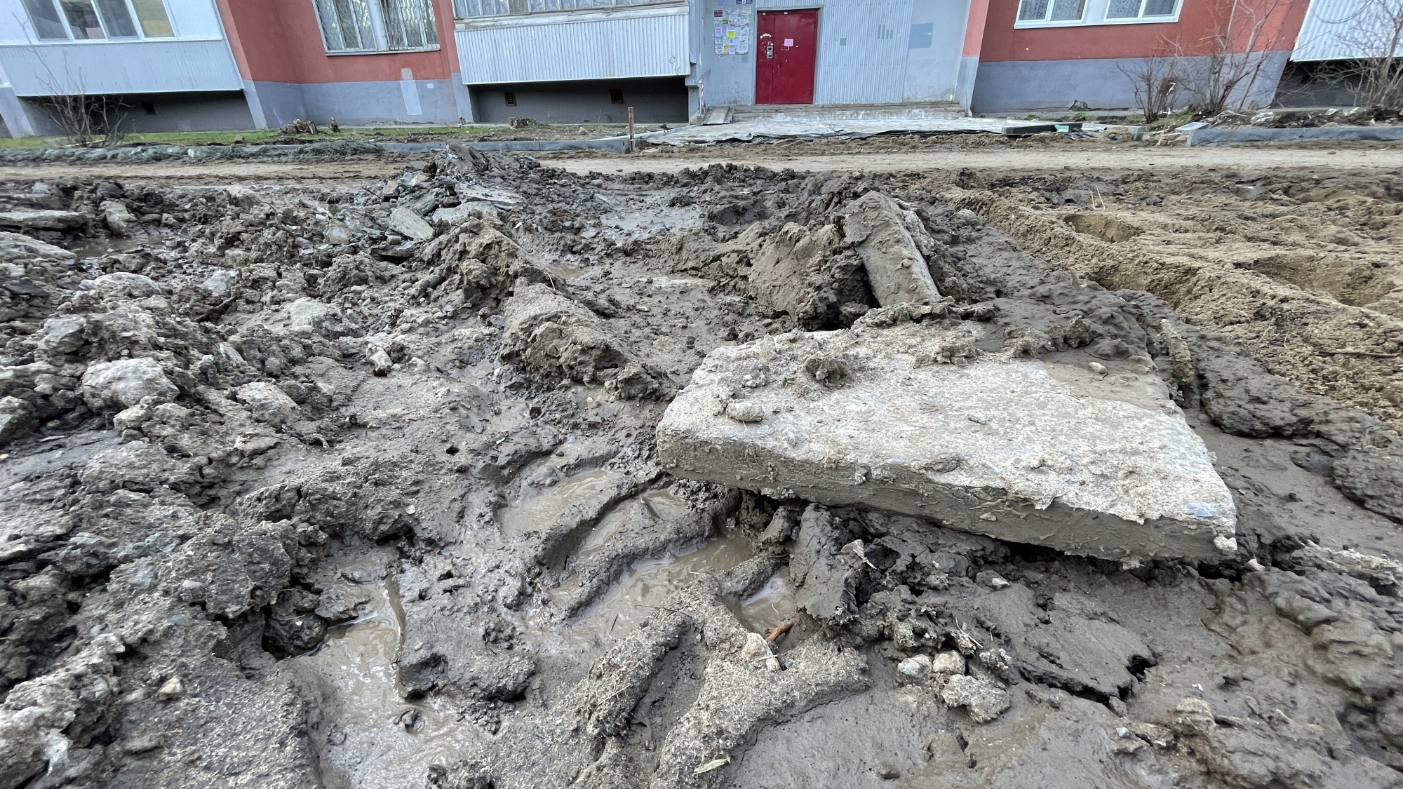 «Развели грязь!» – жители недовольны тем, как стартовали работы по «Нашему двору»   