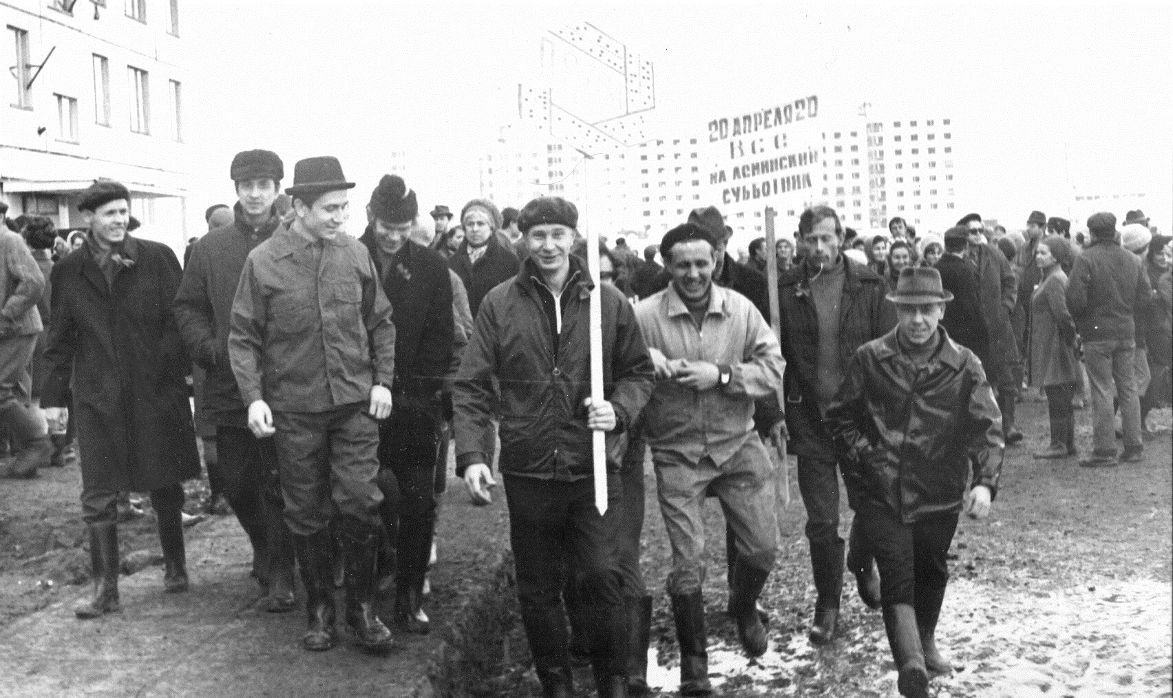 Как проходил Ленинский субботник на «КАМАЗе» 50 лет назад (фото)