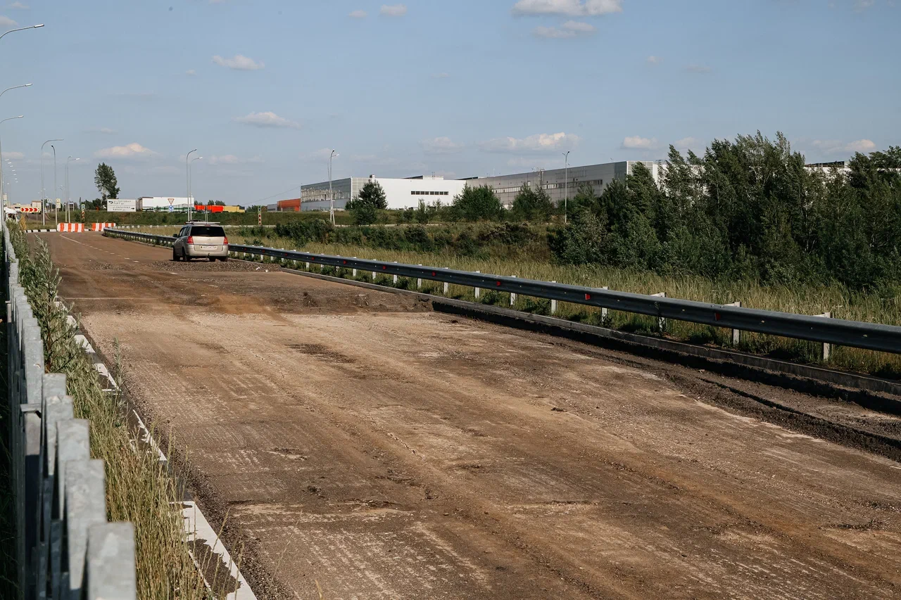 Фото: как разбирают часть дороги по улице Нариманова в Челнах, где просел грунт
