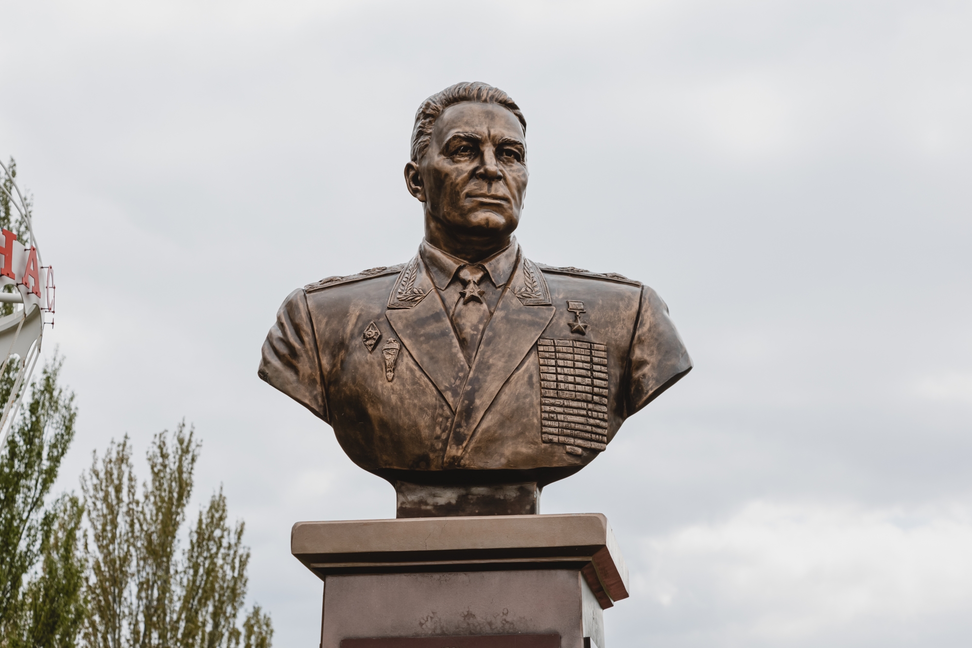 Как выглядят памятники на первой дороге, которые просят перенести в город (фото)