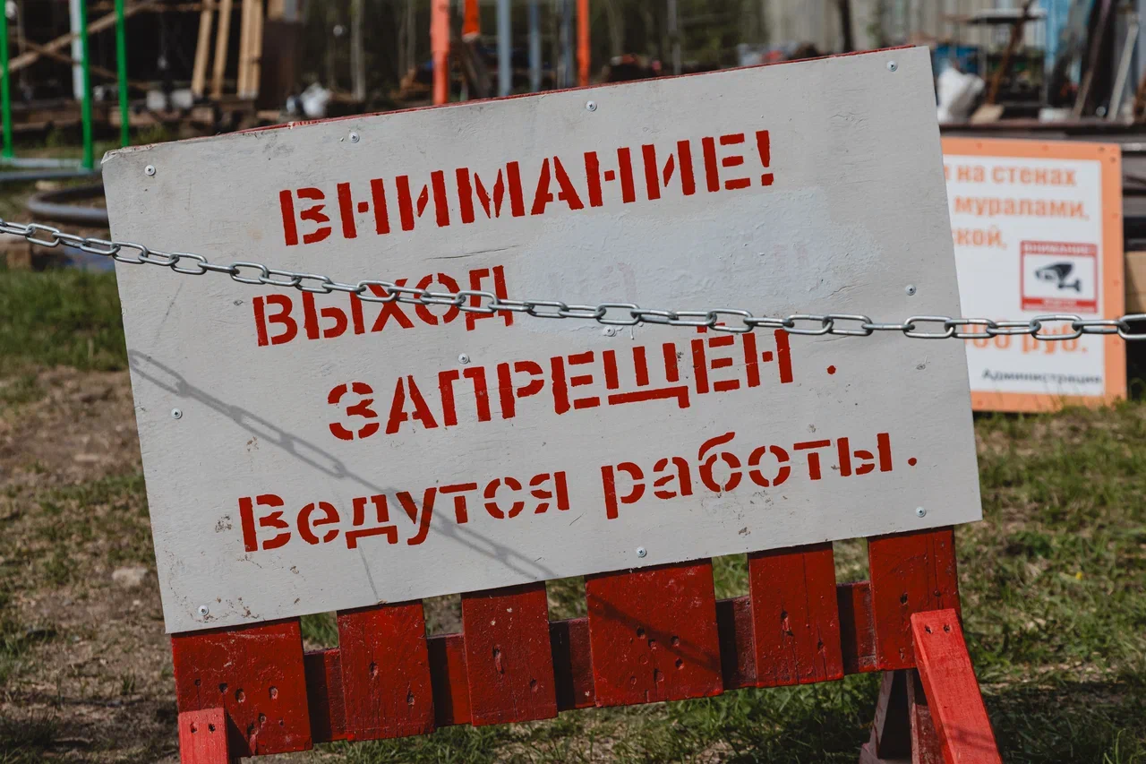 Фото: как активисты возводят на набережной спортплощадку с кораблем