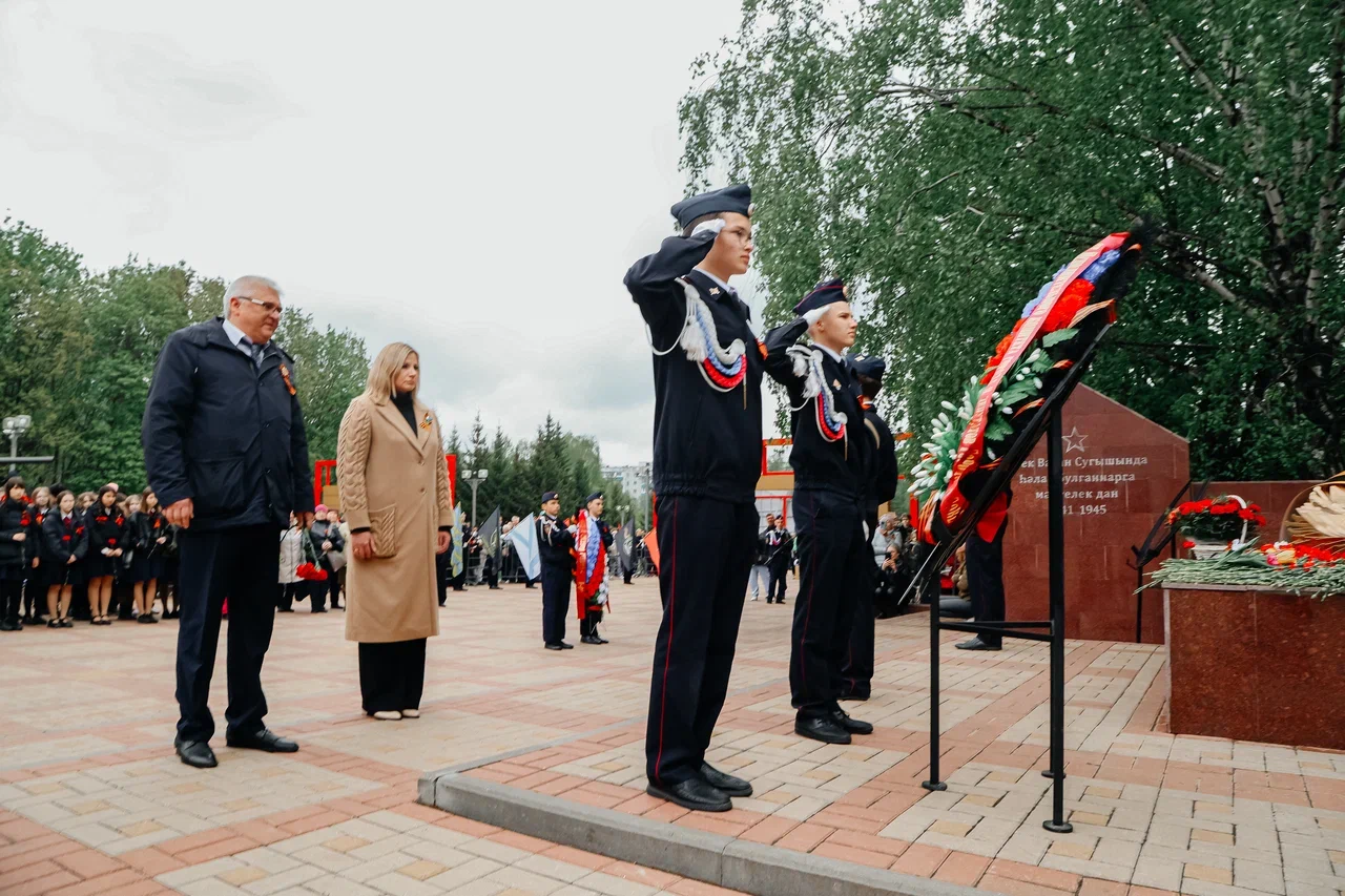В Челнах почтили память 12 героев, чьи бюсты установлены в парке Победы (фото)