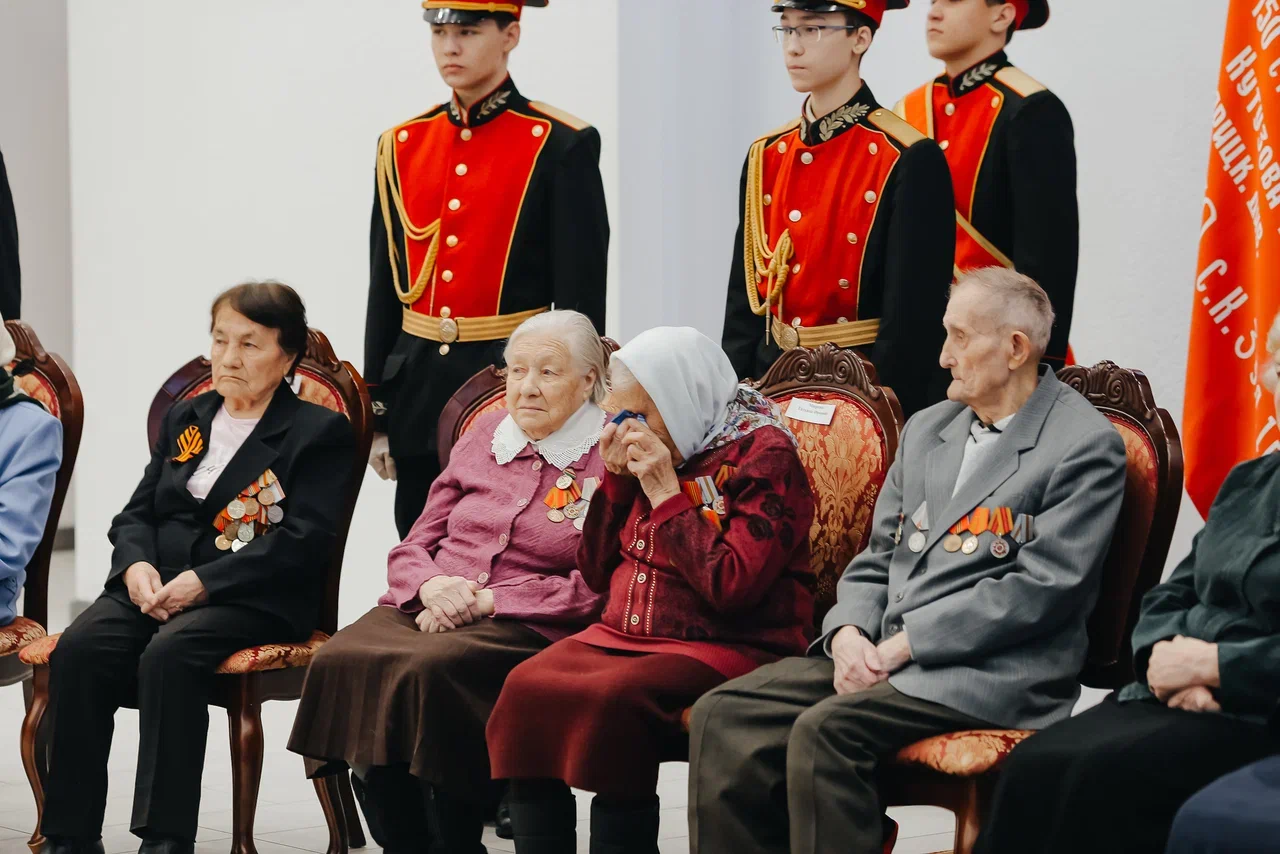 Фото: Наиль Магдеев вручил ветеранам Великой Отечественной юбилейные медали 