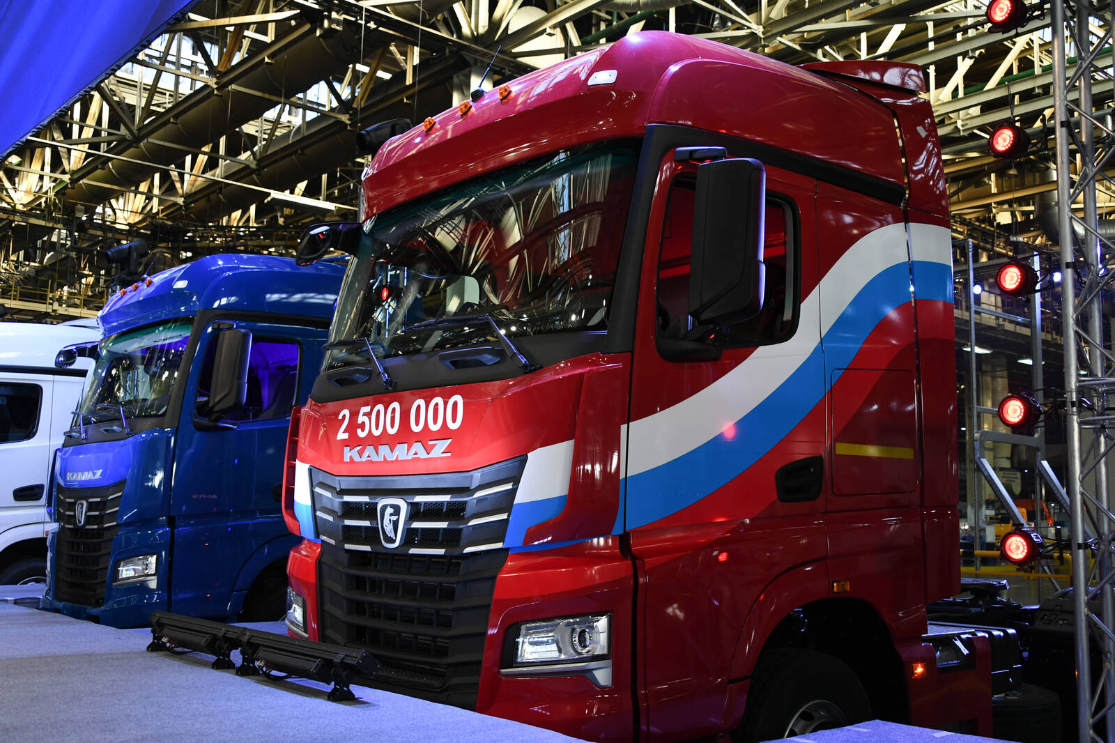 Алиханов протестировал челнинский грузовик и приехал к рабочим на завод Алиханов протестировал челнинский грузовик и приехал к рабочим на завод