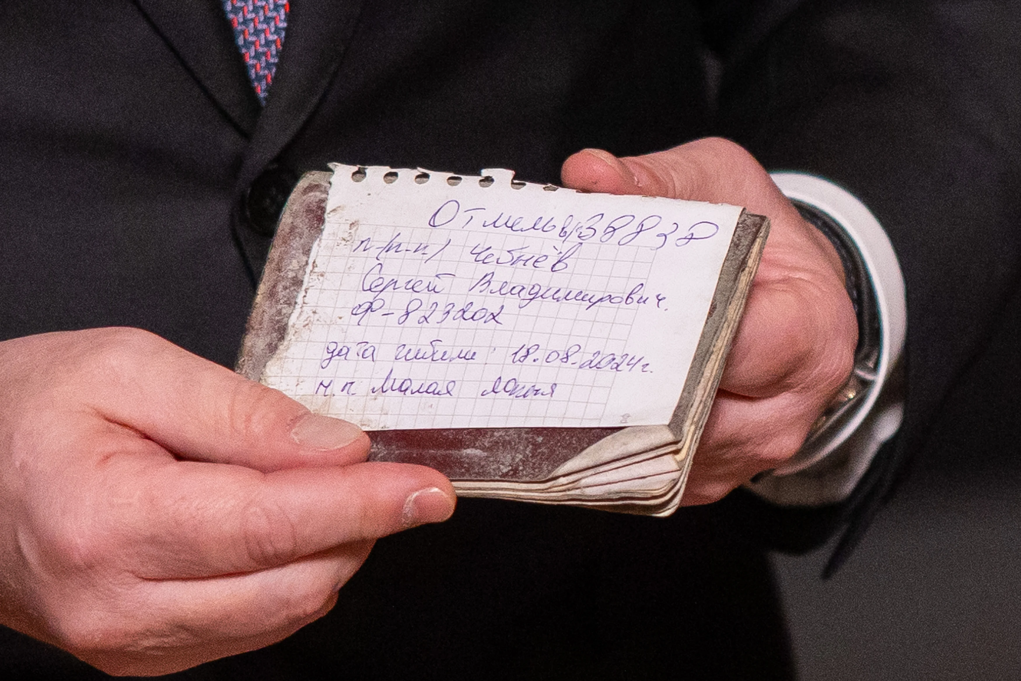 Фото: вдова Сергея Чебнева передала Музею Победы бронежилет и документы супруга 