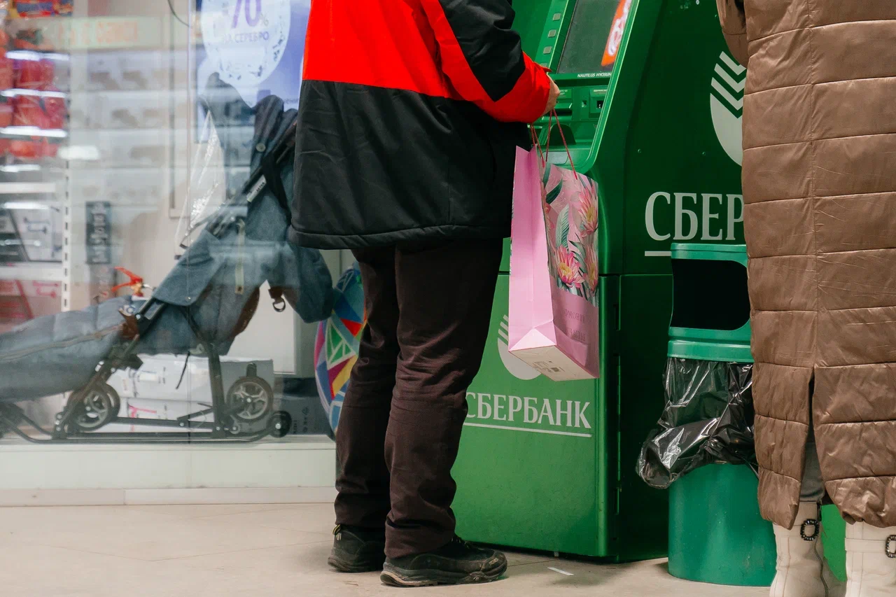 Атмосфера в торговых центрах: что и как мужчины Челнов покупают на 8 марта 