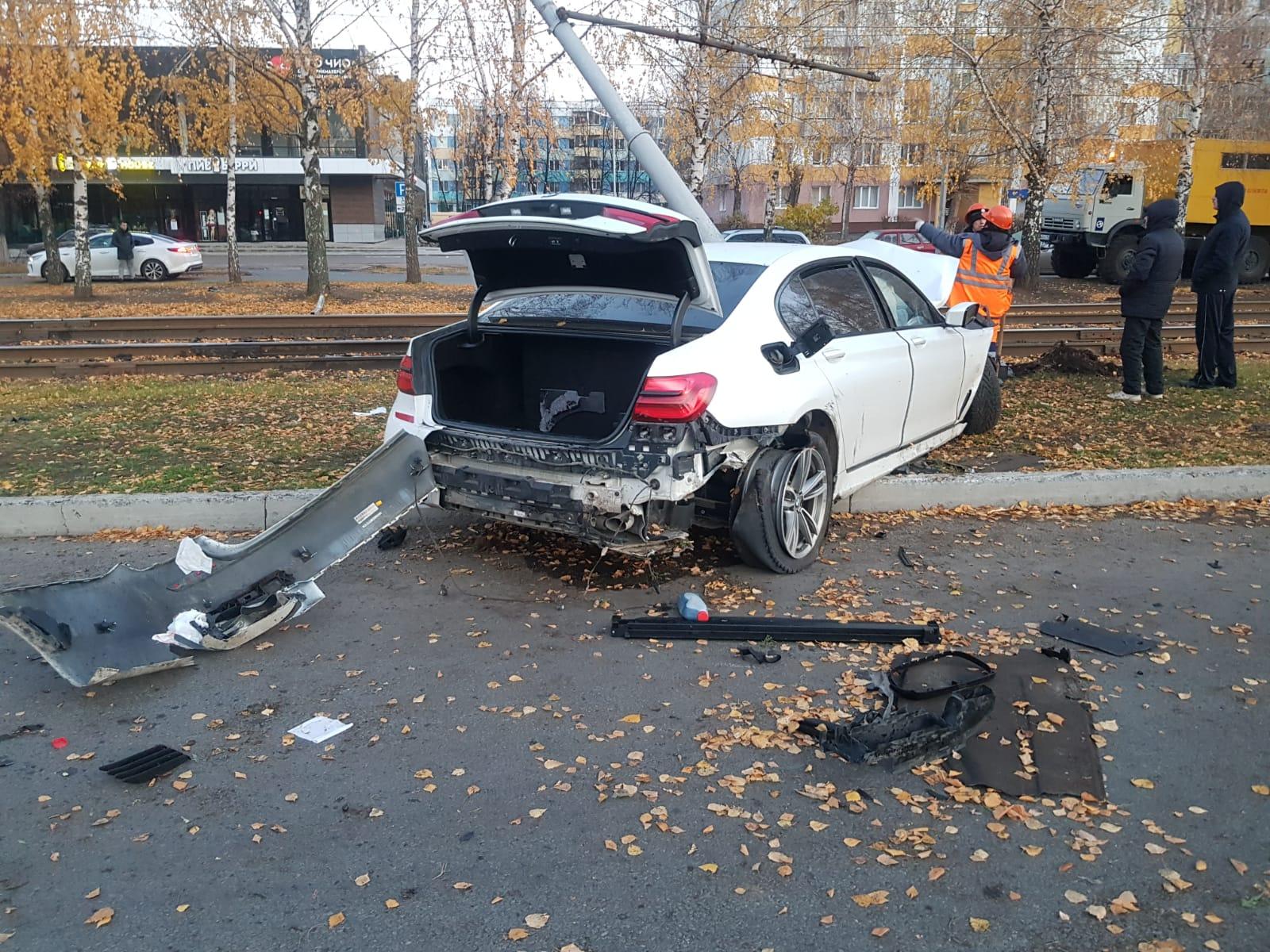 Пассажир BMW, снесшего остановку, остался без куска уха и переломал кости