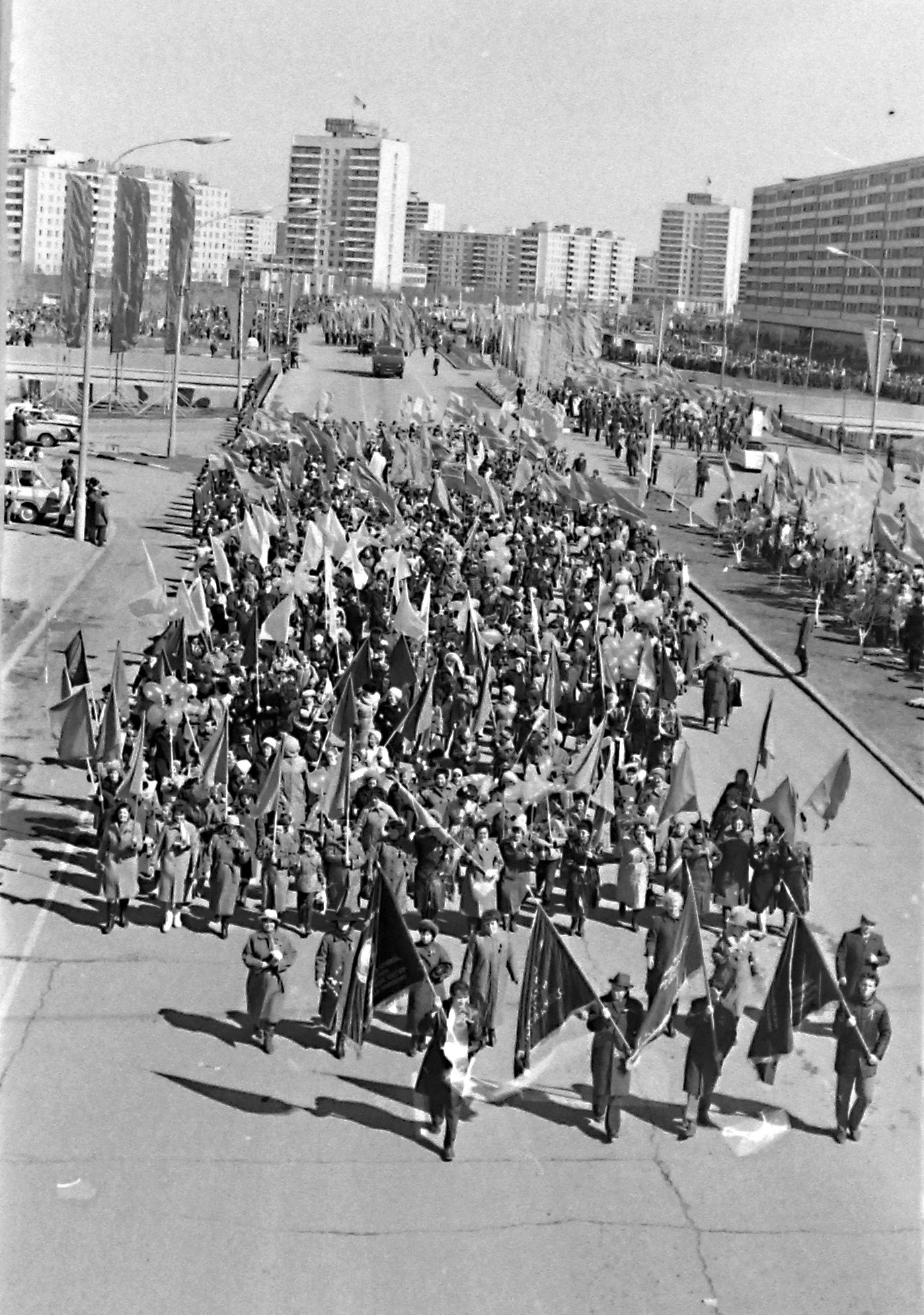 Как в Челнах отмечали «красный день календаря» – архивные фотографии