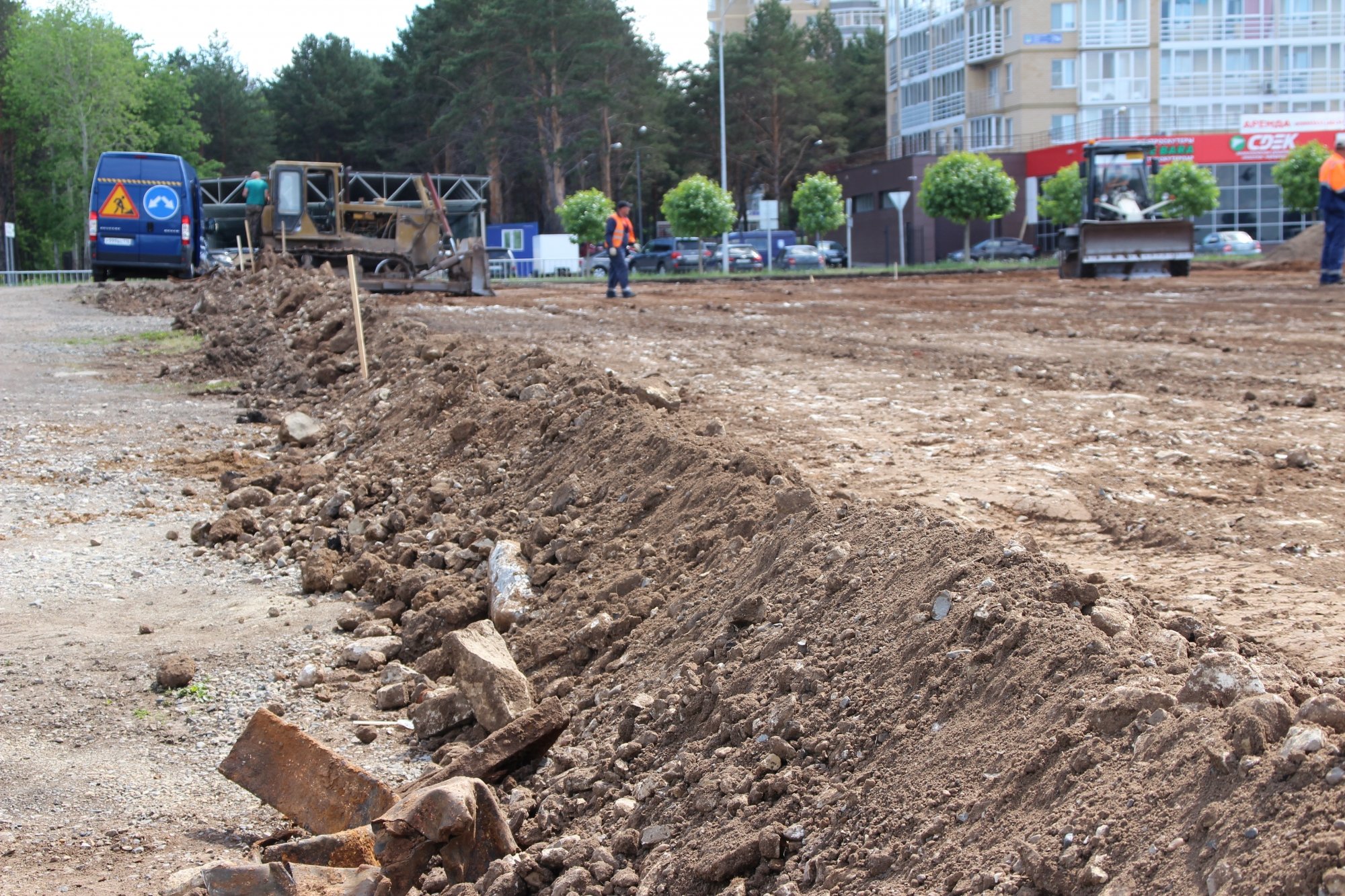 В Челнах у Майдана строят парковку на месте бывшей стоянки (фото)