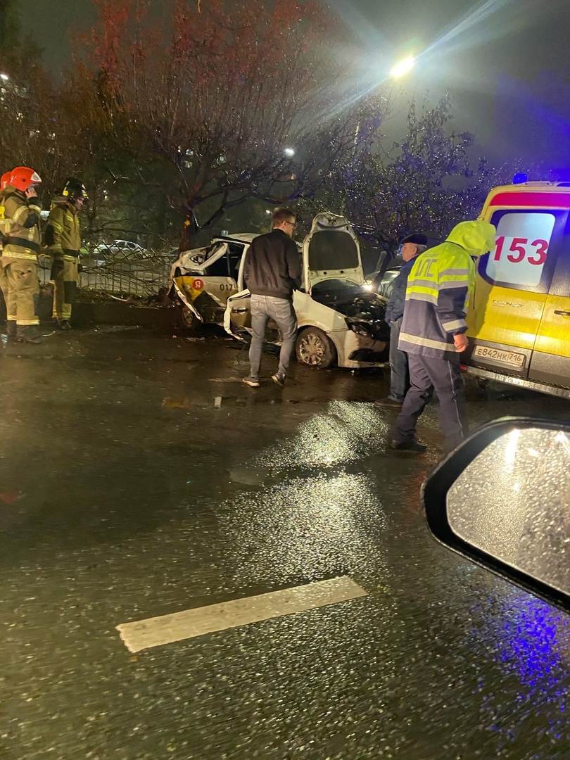 В Челнах водитель такси устроил жесткое ДТП, влетев в забор | 13.11.2022 |  Набережные Челны - БезФормата