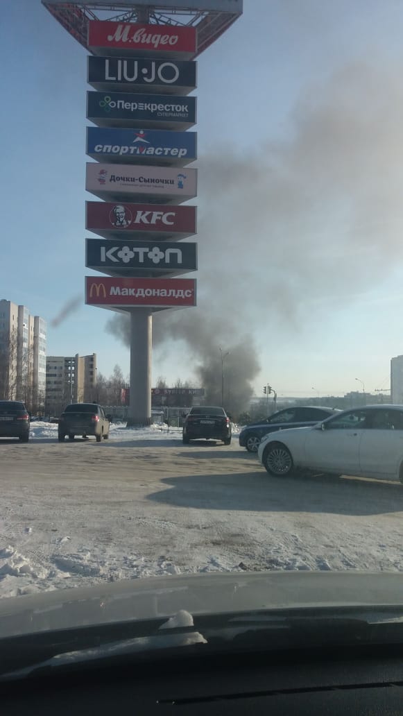 ЧП у ресторана Burger King: на парковке сгорели два автомобиля. Видео  