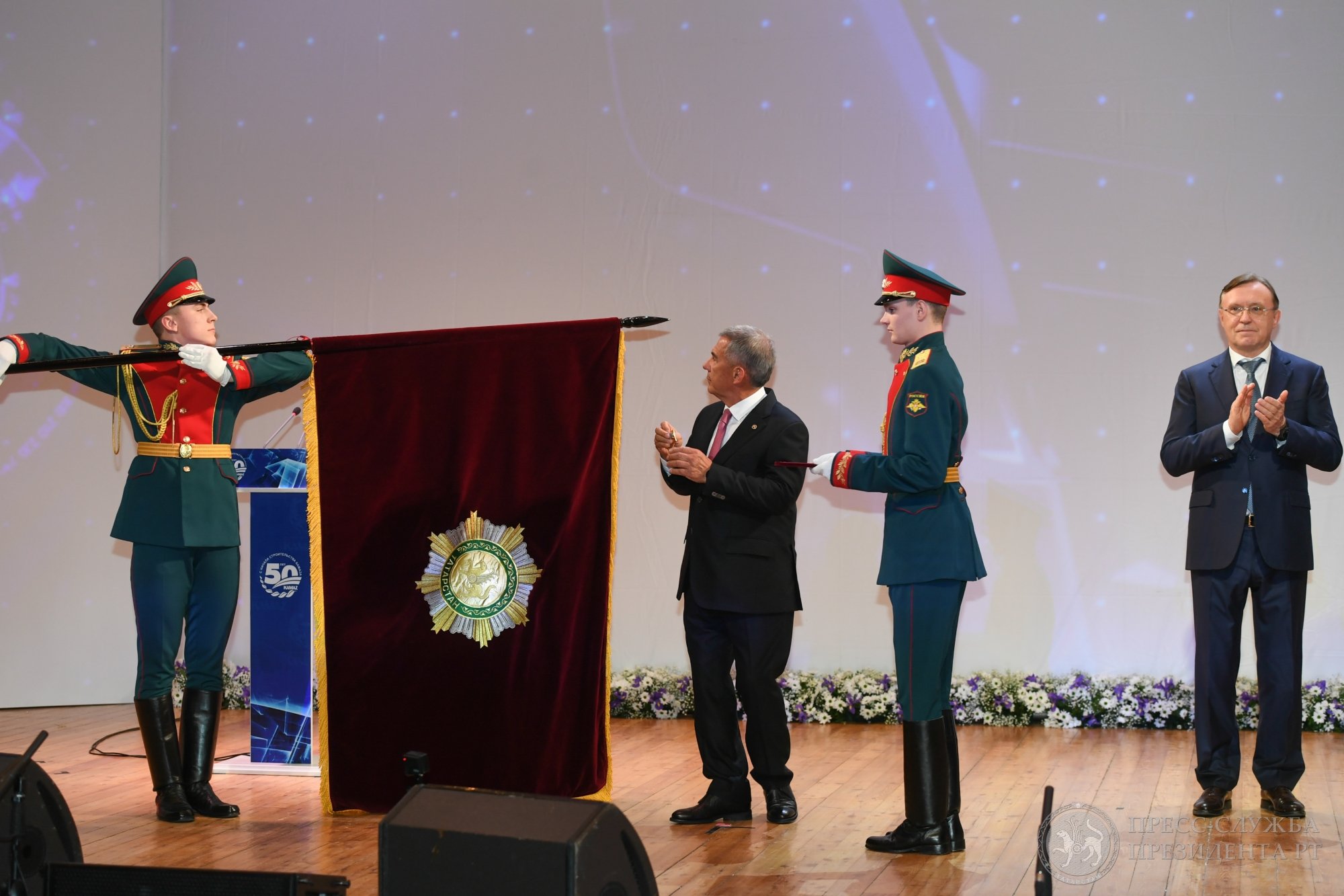 Рустам Минниханов поздравил камазовцев с юбилеем и вручил награды (фото)
